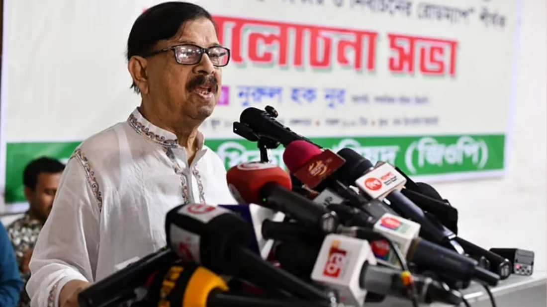 প্রশ্ন করলে জবাবের বদলে মিষ্টি হাসি দিয়ে বিদায় করে দেন ড. ইউনূস: মান্না